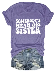 Lila lässiges T-Shirt mit Buchstaben-Print und Jeans-Shorts, modisches Damen-Kurzarm-Oberteil.