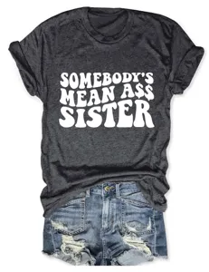 Dunkelgraues Kurzarm-T-Shirt mit witzigem Buchstaben-Print und blauen Jeansshorts für Damen.