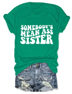 Grünes Kurzarm-Damen-T-Shirt mit Buchstaben-Druck, kombiniert mit Destroyed-Jeans-Shorts.