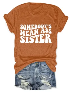 Lässiges Damen T-Shirt mit Buchstaben-Print und kurzen Jeansshorts für den Alltag.