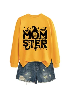 Detailansicht des gelben Halloween-Sweatshirts mit einzigartigem Text und gruseligen Motiven.