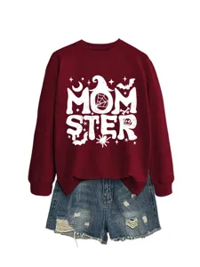 Nahaufnahme des dunkelroten Langarm-Sweatshirts mit Halloween-Momster-Grafikprint und Shorts.