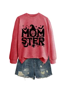 Rotes langarm sweatshirt mit halloween momster print im detail kombiniert mit jeans shorts.