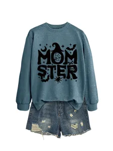 Lässiger Damen Langarm Pullover kombiniert mit destroyed Jeansshorts, Halloween Outfit.