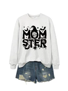 Nahaufnahme Detail des grauen Damen Sweatshirts mit Halloween MOMSTER Grafik und Shorts.