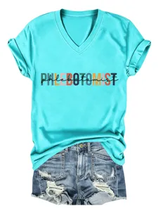 Casual dames turquoise V-hals korte mouw t-shirt met letterprint, gecombineerd met jeansshorts.