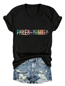 Gedetailleerd overzicht van het zwarte V-hals korte mouw t-shirt met kleurrijke phlebotomist print.