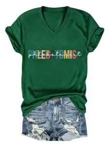 Gedetailleerd overzicht van donkergroen V-hals t-shirt met korte mouwen en grafische print.