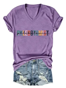 Paars V-hals t-shirt met korte mouwen en stijlvolle grafische print en denim shorts detailweergave.
