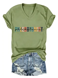Olijfgroene dames V-hals korte mouw T-shirt met kleurrijke phlebotomist print casual.