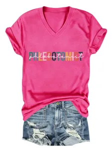 Gedetailleerd overzicht van het felroze V-hals t-shirt met korte mouwen en kleurrijke print.