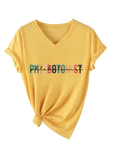 Gedetailleerd overzicht van het gele V-hals t-shirt met korte mouwen en PHLEBOTOMIST print.