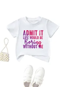 Kinderen wit slogan t-shirt plat gelegd met pareltas en witte sneakers detailweergave.
