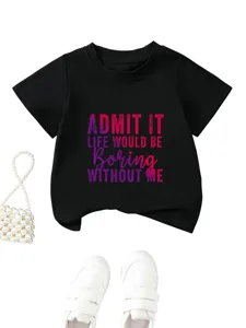 Gedetailleerd overzicht van zwart kinder-t-shirt met korte mouwen en slogan print.