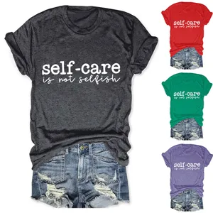Casual minimalistisch dames T-shirt met ronde hals en korte mouwen met inspirerende opdruk.