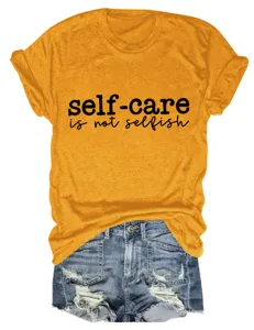 Gele korte mouwen t-shirt met inspirerende citaatprint en spijkerbroekshorts detail.