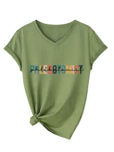 Gedetailleerd overzicht van het olijfgroene V-hals t-shirt met korte mouwen en vooropdruk.