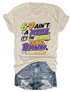 Casual haverkleurige t-shirt met korte mouwen en speelse schooljaar grafische opdruk.