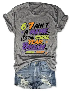 Grijs vintage korte mouw T-shirt met leuk schooljaar meme grafische print detail.