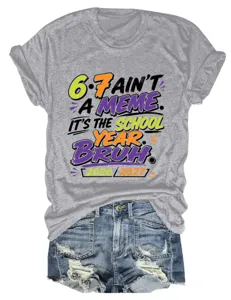 Casual grijs t-shirt met korte mouwen gecombineerd met jeansshorts met schoolprint.