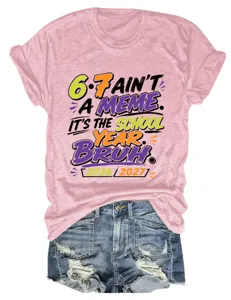 Gedetailleerd overzicht van roze shirt met korte mouwen en grappige meme-print op borst.