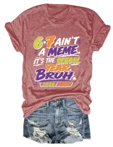 Gedetailleerd overzicht van het bedrukte korte mouwen t-shirt met schoolthema, casual.