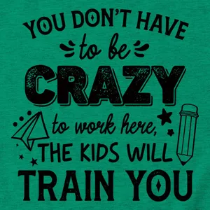 Detailaufnahme des grünen Kurzarm T-Shirts mit sehr lustigem schwarzen Spruch Textdruck.