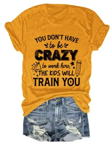 Lässiges gelbes Kurzarm-T-Shirt mit lustigem Buchstabendruck und blauen Jeansshorts.
