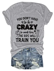 Lässiges Damen Kurzarm Rundhals T-Shirt mit lustigem Buchstabendruck und Jeansshorts.