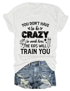 Lässiges Damen Rundhals Kurzarm T-Shirt kombiniert mit stylischen Destroyed Jeansshorts.