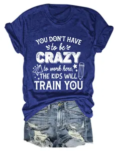Damen Freizeit königsblaue Kurzarm T-Shirt kombiniert mit Jeansshorts, lustiger Druck.