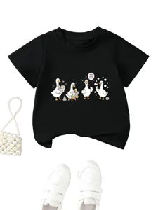 Vue détaillée d'un t-shirt noir pour enfant avec joli imprimé de canard de dessin animé mignon.