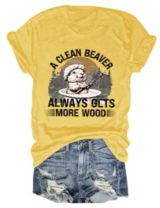 Damen lustiges Biber Grafik Kurzarm Rundhalsausschnitt gelbes T-Shirt mit Jeansshorts.