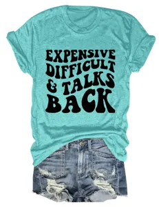 Turquoise korte mouw grafisch t-shirt detail, stijlvolle zwarte print met denim shorts.