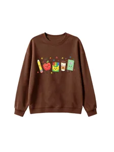 Detailansicht des braunen Langarm-Sweatshirts mit süßem Cartoon-Schreibwaren-Druck.