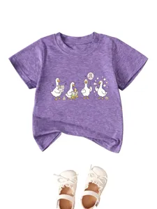 Vue détaillée du t-shirt violet chiné pour tout-petit avec graphique de canard et chaussures.