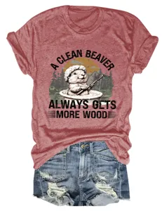 Damen lässiges Rundhals Kurzarm Grafik T-Shirt kombiniert mit Jeansshorts für den Sommer.