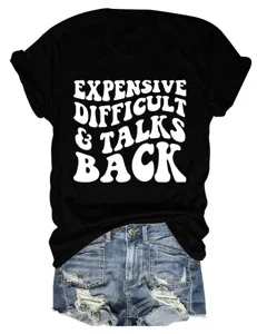 Detailweergave van een zwart T-shirt met korte mouwen en grappige print en denim shorts.