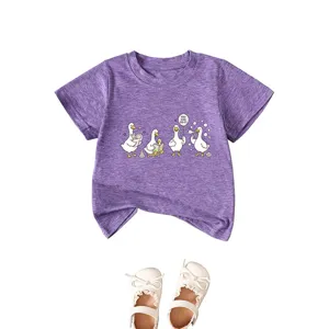 Confortable t-shirt violet à manches courtes et col rond pour enfants avec joli imprimé de canard.
