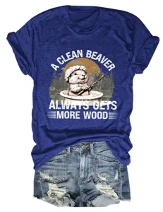 Lässiges lustiges Biber Print Damen Kurzarm Rundhals T-Shirt kombiniert mit Jeansshorts.