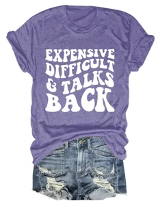 Gedetailleerd overzicht van het casual paarse T-shirt met korte mouwen en stijlvolle print.