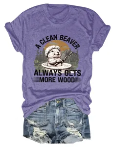 Lässiges Damen T-Shirt mit lustigem Biber-Print kombiniert mit Jeans-Shorts für den Sommer.