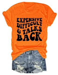 Oranje korte mouw t-shirt met zwarte statement print, gecombineerd met blauwe jeans shorts.