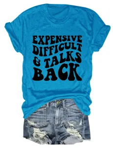Casual blauw dames t-shirt met korte mouwen en grafische print gecombineerd met jeansshort.
