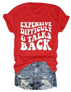 Dames casual korte mouw slogan print rode t-shirt gecombineerd met denim shorts detail weergave.