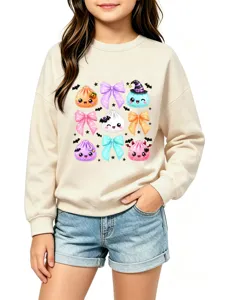 Gros plan sur le motif de baozi de dessin animé mignon et les détails de nœud sur le sweat.