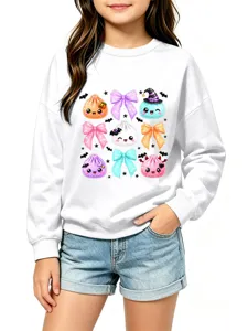 Gros plan sur le sweat-shirt blanc d'enfant avec des motifs mignons de raviolis kawaii