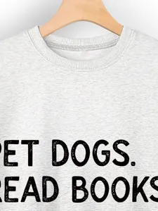 Nahaufnahme Detail des grauen Damen Sweatshirts mit schwarzem gedrucktem Textdesign Vorderansicht.