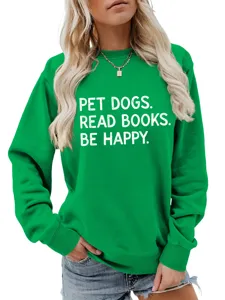 Nahaufnahme eines grünen Damen Sweatshirts mit Rundhalsausschnitt und modischem Textprint.