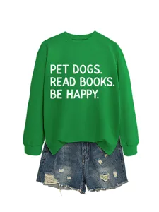 Grüner Langarm-Sweatshirt mit Grafikprint und destroyed Jeansshorts lässiges Outfit.